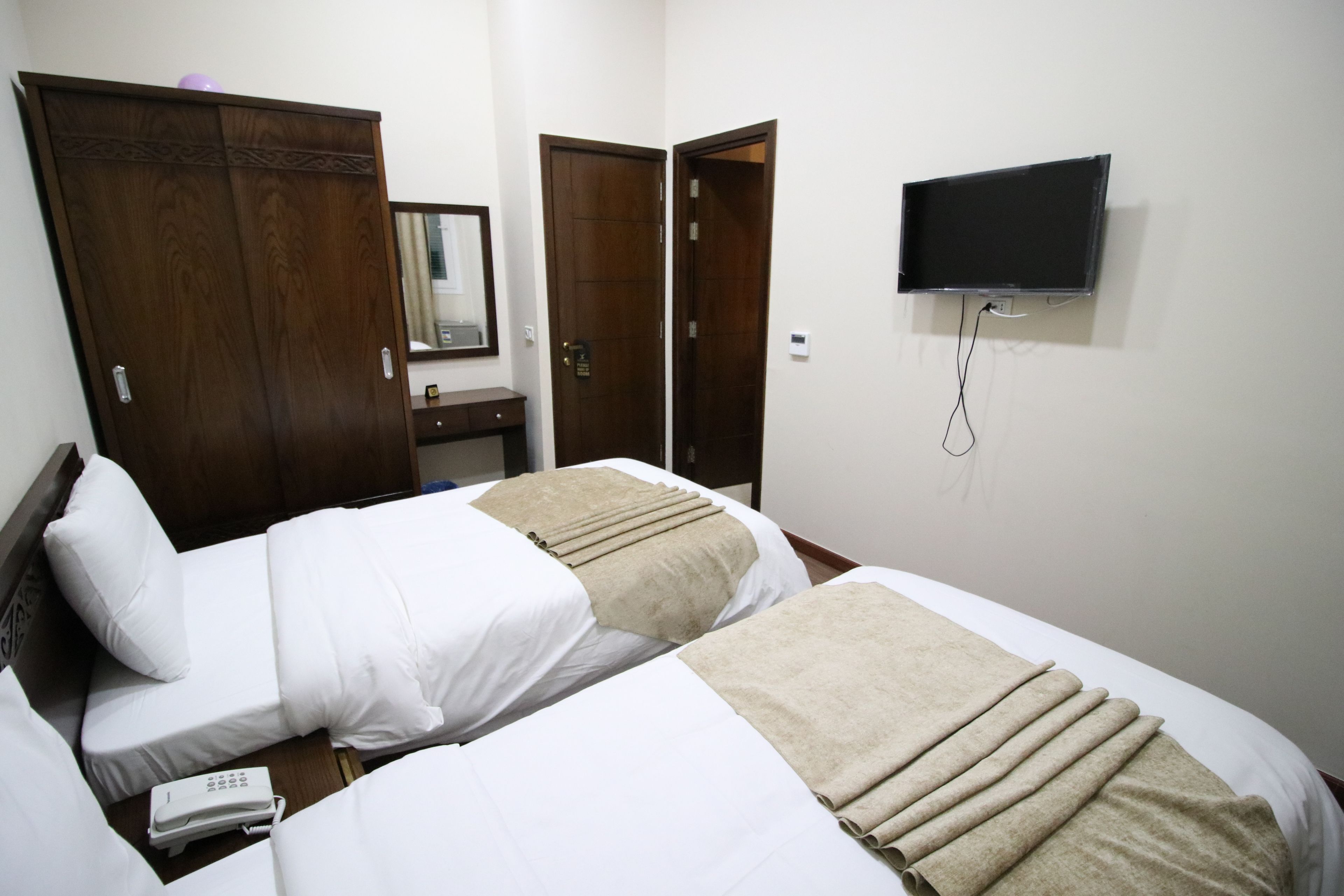 Phòng đôi phong cách cổ điển | Minibar, bàn, khu vực làm việc phù hợp cho laptop, màn/rèm cản sáng 