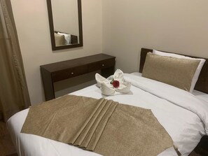 Bar mini, meja, ruang kerja komputer riba, langsir/tirai gelap terus