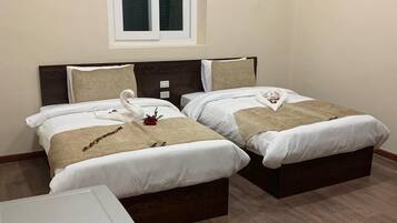 Minibar, escritorio y espacio para trabajar con laptop