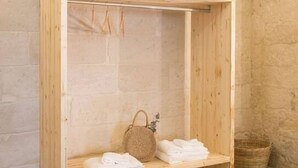 A wooden cabinet with a woven basket and folded towels. - Balbo 7 Apartment - Lecce Selection (Lecce)
