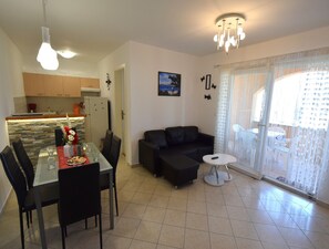 Departamento, 2 habitaciones | Área de sala de estar | Televisión de pantalla plana 