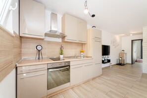 Geladeira, micro-ondas, fogão, cooktop