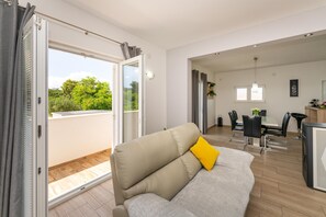 Téléviseur connecté, lecteur de DVD, table de ping-pong