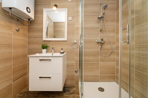 Douche, séchoir à cheveux, serviettes fournies, savon