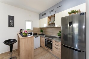 Réfrigérateur, four à micro-ondes, un four, surface de cuisson