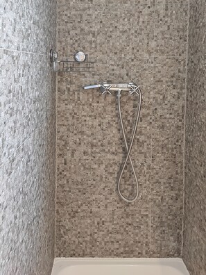 Douche, sèche-cheveux, serviettes fournies, papier toilette
