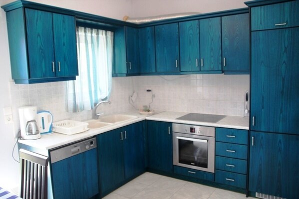 Fridge, oven, coffee/tea maker, electric kettle