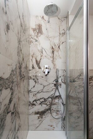 Dusche, Haartrockner, Bidet, Handtücher