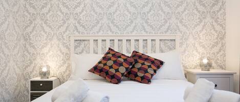 4 chambres, coffre-fort, fer et planche Ă repasser