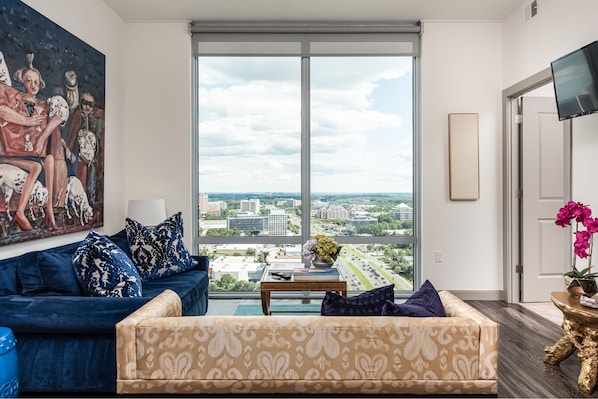 Panoramic Apartment, 1 Queen Bed, Club lounge access, City View | City view