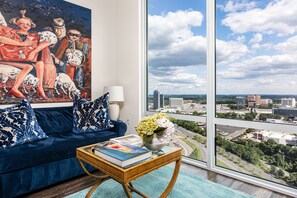 Departamento panorámico, 1 cama Queen size, con acceso al salón lounge del club, vista a la ciudad | Área de sala de estar | Televisión de pantalla plana