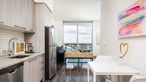 Panoramic Apartment, 1 Queen Bed, Club lounge access, City View | Private kitchen