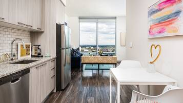 Căn hộ có tầm nhìn toàn cảnh, 1 giường cỡ queen, quyền sử dụng Club Lounge, quang cảnh thành phố | Bếp riêng | Tủ lạnh, lò vi sóng, lò nướng, bếp nấu