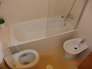 Ein Badezimmer mit Badewanne, Toilette und Bidet.
