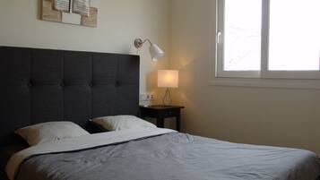 2 slaapkamers, een kluis op de kamer, een strijkplank/strijkijzer, wifi