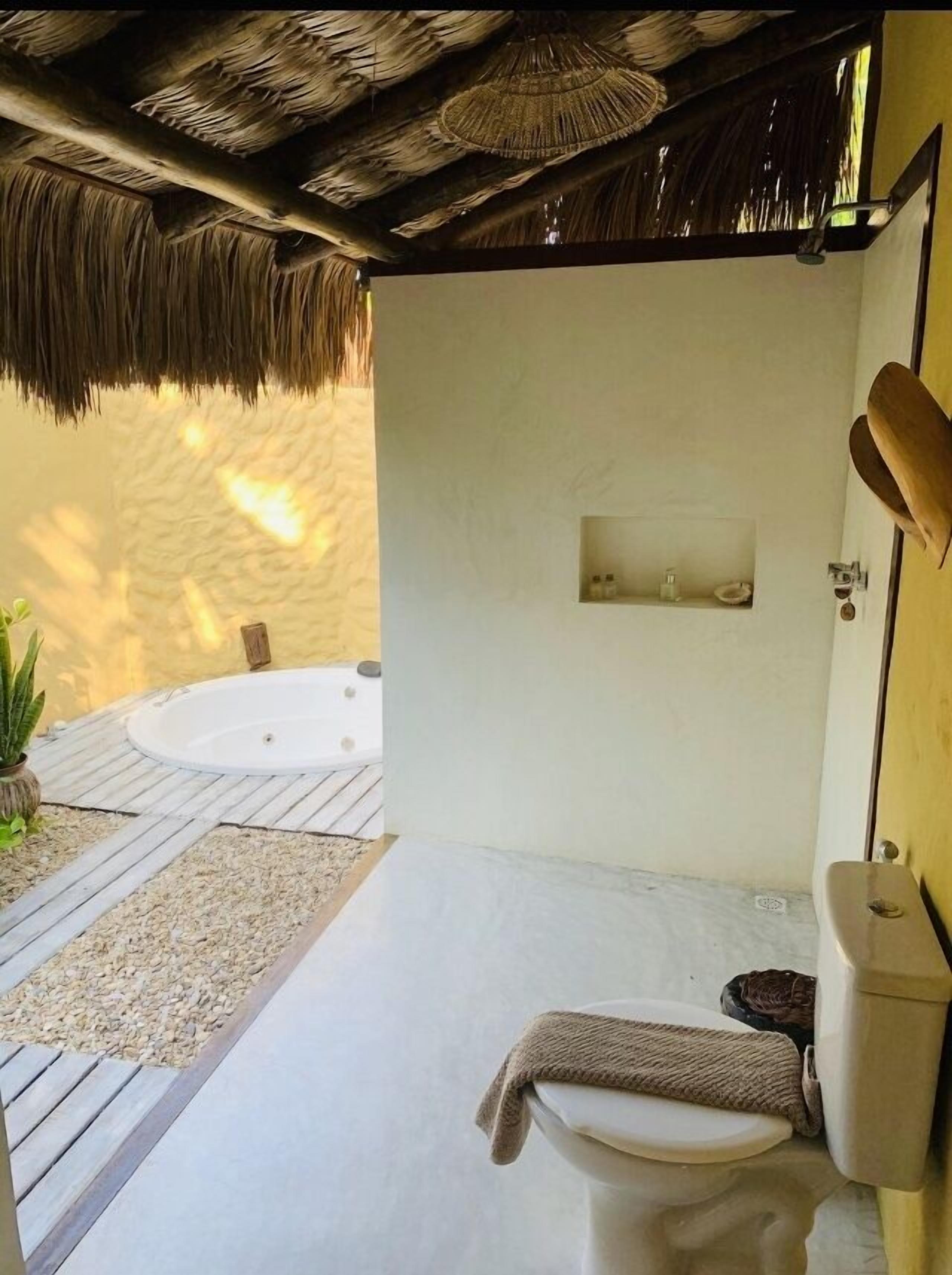 Deluxe Room | Bathroom | Free toiletries, towels