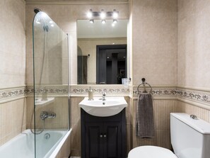 Badkar, miljövänliga toalettartiklar, hårtork och handdukar