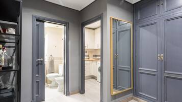 Badewanne, umweltfreundliche Kosmetikartikel, Haartrockner, HandtĂŒcher