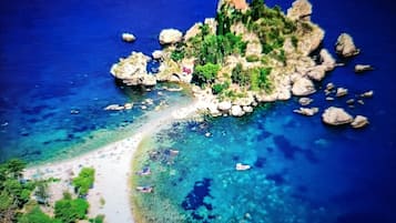 Una spiaggia nelle vicinanze, lettini da mare, teli da spiaggia