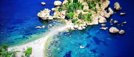 Beach nearby, sun loungers, beach towels