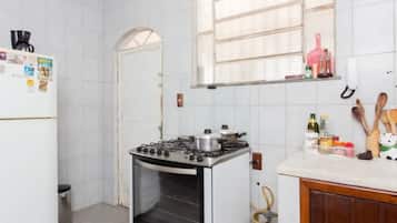 Full-size fridge, microwave, oven, cookware/dishes/utensils