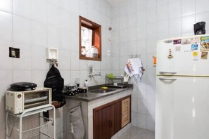 Frigorifero con congelatore, microonde, forno