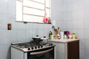 Refrigerador con freezer, microondas, horno, utensilios de cocina