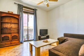 TV - Bright apartment on the Barcelona coast, near the Rambla del Poble Nou and the B (Barcelona)