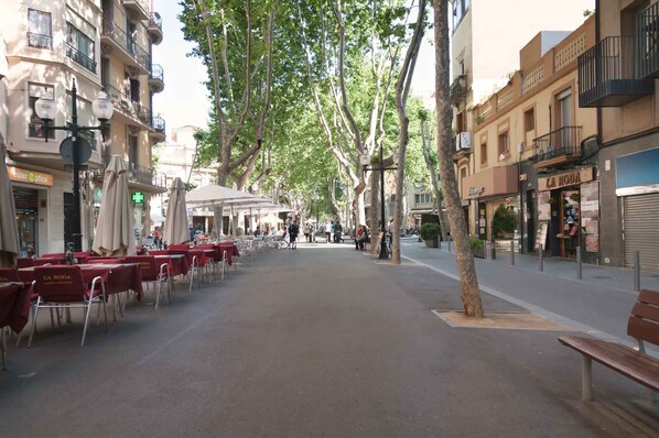 Outdoor dining - Bright apartment on the Barcelona coast, near the Rambla del Poble Nou and the B (Barcelona)