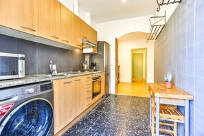 Een koelkast, een magnetron, een oven, een koffiezetapparaat/waterkoker