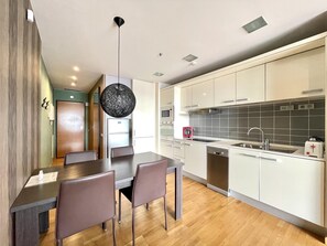 Fridge, microwave, oven, dishwasher - Apartment in front of Fira Gran Via (Hospitalet de Llobregat - Barcelona)