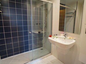 Douche, sèche-cheveux, serviettes fournies, savon