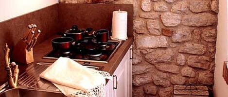 ثلاجة، ميكروويف، موقد طهي مسطح، ماكينة لصنع القهوة/الشاي