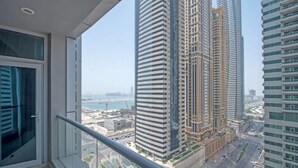 Ein Hochhaus mit modernem Design, gekennzeichnet durch eine auffällige Glasfassade und mehrere Balkone.