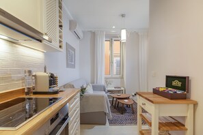 Fridge, oven, stovetop, coffee/tea maker - Palazzino Leone - Corfu Old Town Liston Deluxe Apartment (Corfu)