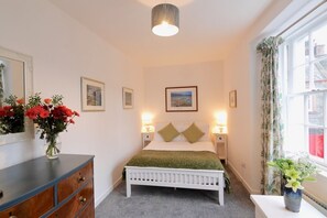 2 habitaciones, tabla de planchar con plancha, cuna de viaje y wifi