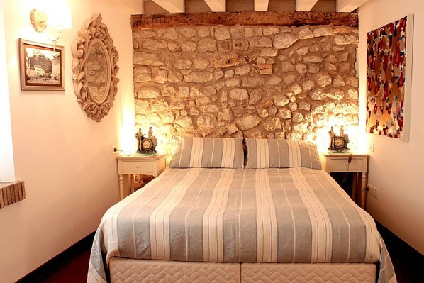 1 camera, insonorizzazione, ferro/asse da stiro, Wi-Fi