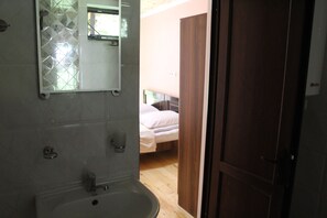 Suite Luxe | Salle de bain | Articles de toilette gratuits, sĂšche-cheveux, serviettes fournies, savon