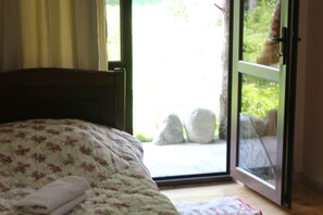 Luxe suite | Donsdekens, een gratis minibar, individueel gedecoreerd