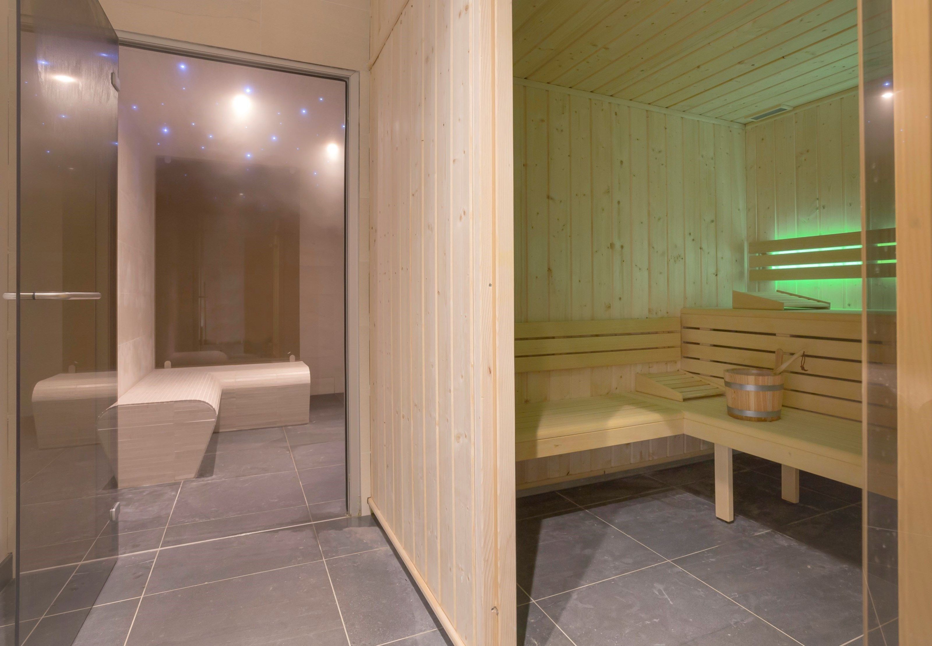 Una sauna con panche e una parete in legno.