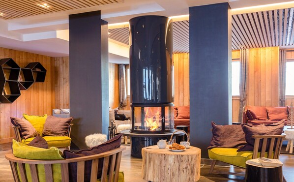 Interior - Chambre Confortable avec une Cheminée + Parfait pour les Skieurs | Vos Prochaines Vacances de Ski (Tignes)