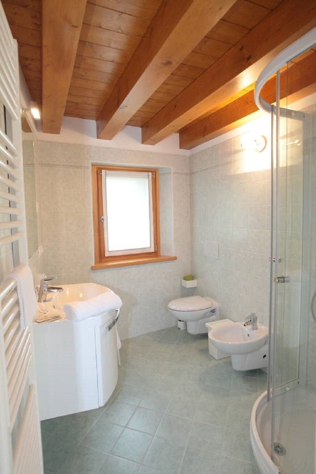 Haartrockner, Handtücher, Seife, Toilettenpapier