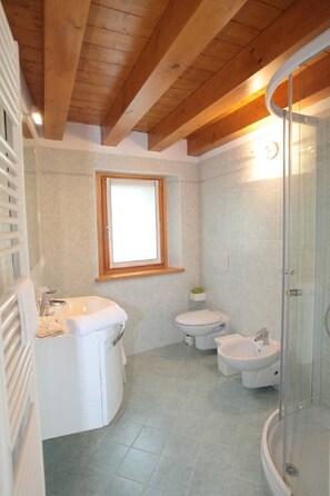 Haartrockner, Handtücher, Seife, Toilettenpapier