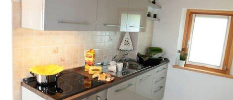 Fridge, oven, stovetop, coffee/tea maker