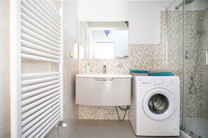 Douche, sĂšche-cheveux, peignoirs, chaussons