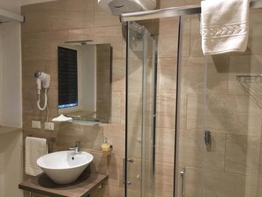 Double Room | Bathroom | Shower, free toiletries, hair dryer, bidet - Il Faro Gianicolense (Rome)