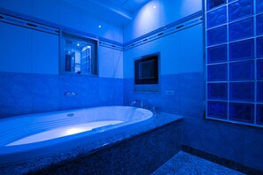 Bồn tắm và buồng tắm vòi sen riêng, bồn tắm thủy lực