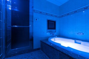 Baignoire et douche séparées, baignoire à jets