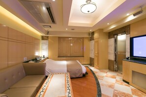 Down duvets, minibar, in-room safe, individually decorated - HOTEL D-WAVE Shinjuku - Adults Only (Tokyo)