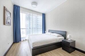 1 habitación, cortinas blackout y tabla de planchar con plancha 